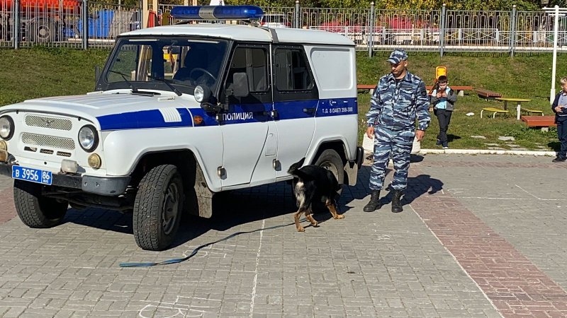 На площадке Октябрьской школы полицейские и общественники организовали мероприятие «Служебная собака и настоящий друг»