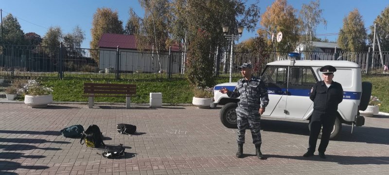 На площадке Октябрьской школы полицейские и общественники организовали мероприятие «Служебная собака и настоящий друг»