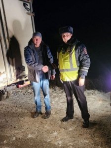 В Югре сотрудники Госавтоинспекции оказали помощь водителю, замерзающему на трассе